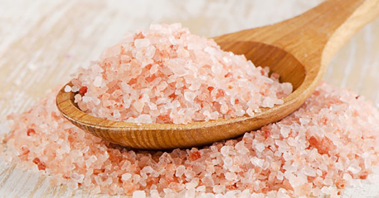 Muối là một khoáng chất chủ yếu bao gồm hợp chất natri clorua - khoảng 98% trọng lượng, hầu hết mọi người sử dụng từ 